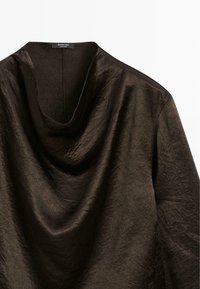 Top scuro marrone drappeggiato in un tessuto testurizzato con scollatura ampia e silhouette rilassata, caratterizzato da una cucitura minimale e senza hardware.