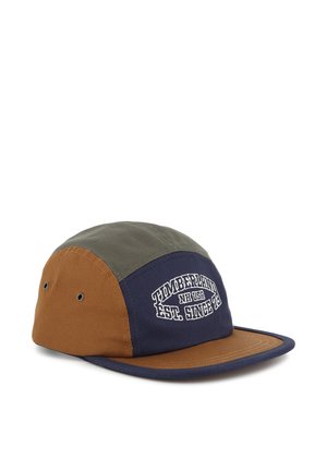Pet met vijf panelen in bruin, marineblauw en olijfgroen, marineblauwe rand op de klep en witte Timberland-logotekst op het voorpaneel.