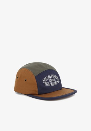 Pet met vijf panelen in bruin, marineblauw en olijfgroen, marineblauwe rand op de klep en witte Timberland-logotekst op het voorpaneel.