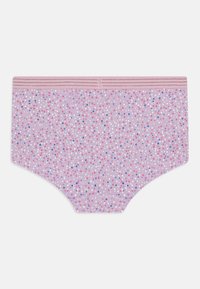 Lilla stoff boyshorts med prikkete mønster i rosa, hvitt og blått, med en myk rosa elastisk midje.