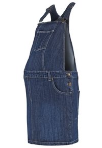 Dżinsowa sukienka ogrodniczka w ciemnym niebieskim kolorze z regulowanymi ramiączkami, przednią kieszenią i szczegółami z guzikami po bokach. Luźny krój sięgający do połowy uda.