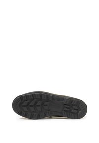 Suola di scarpa sportiva realizzata in un materiale gommoso nero testurizzato, con un motivo di battistrada robusto per una maggiore aderenza e durata.