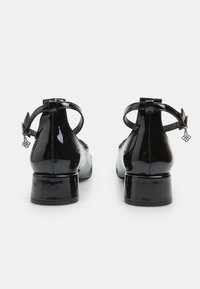 Bata Baletkurpes ar siksniņu ap potīti - nero