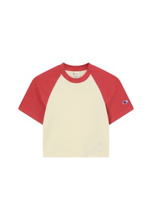 Rotes und cremefarbenes T-Shirt mit kurzen Ärmeln und Rundhalsausschnitt, ausgestattet mit Raglanärmeln und einem kleinen Logo auf dem linken Ärmel. Glatte Textur.