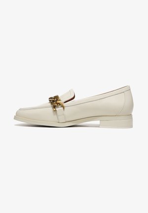 Helle beige Lederlschuh mit niedrigem Blockabsatz, featuring einer dekorativen goldenen Kettenakzent und sauberen Nähdetails.