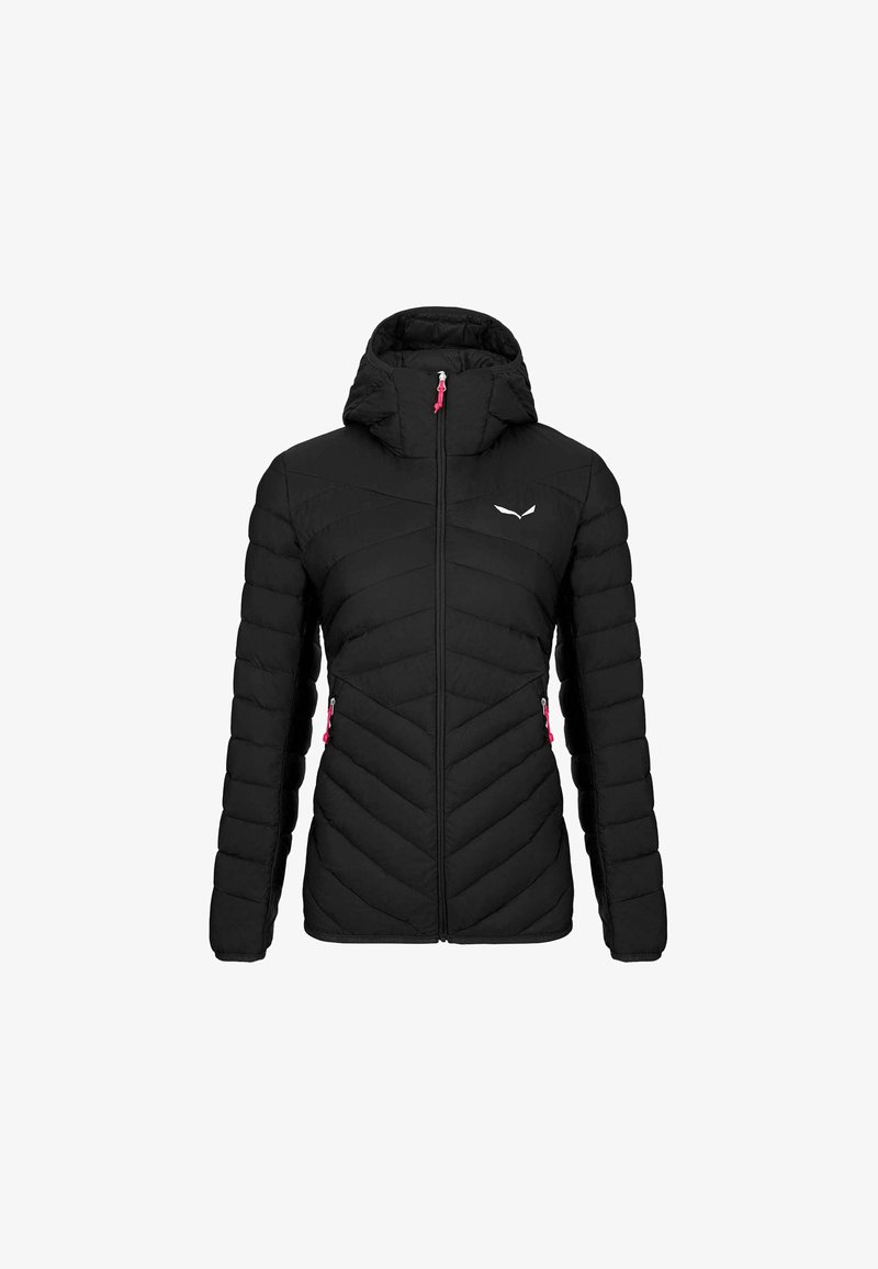 Chaqueta acolchada negra con capucha, que presenta costuras en forma de flecha, tiradores de cremallera rosas y un logo blanco en el lado izquierdo del pecho.