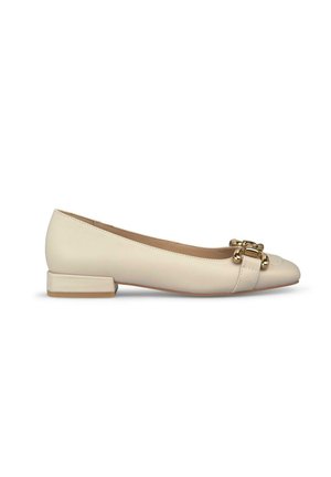 Ballerine beige in pelle con punta appuntita, piccolo tacco a blocco e dettaglio in oro sulla tomaia. Texture liscia e design minimalista.