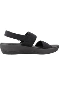 Zwarte wedge sandalen met een getextureerde geweven band, verstelbare enkelband en een gevoerd voetbed. Strak,modern ontwerp met een gebogen loopzool.