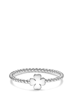 Anillo de alambre plateado retorcido con un charm de trébol de cuatro hojas blanco en el centro, textura suave y acabado pulido.