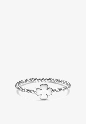 Srebrna prstenja od uvijenog žice s bijelim emajliranim privjeskom deteljine na središnjem dijelu, glatka tekstura s poliranom površinom.