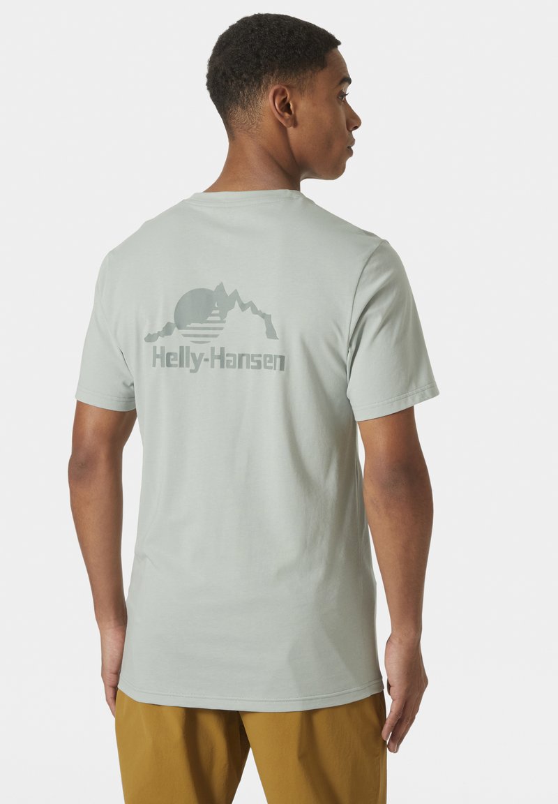 Lichtgrijze t-shirt met korte mouwen, voorzien van een grafisch ontwerp van bergen en een zon op de achterkant, gemaakt van een zachte katoenmix.