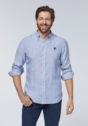 Blau-weiß gestreifte Bluse mit Knopfschluss, langen Ärmeln, die an den Bündchen aufgerollt sind, und einem kleinen gestickten Logo auf der Brust.