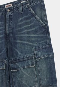 Denim cargoshorts, donkerblauw met een vervaagde textuur. Voorzien van een knoopsluiting, voorzakken en twee grote zijzakken.