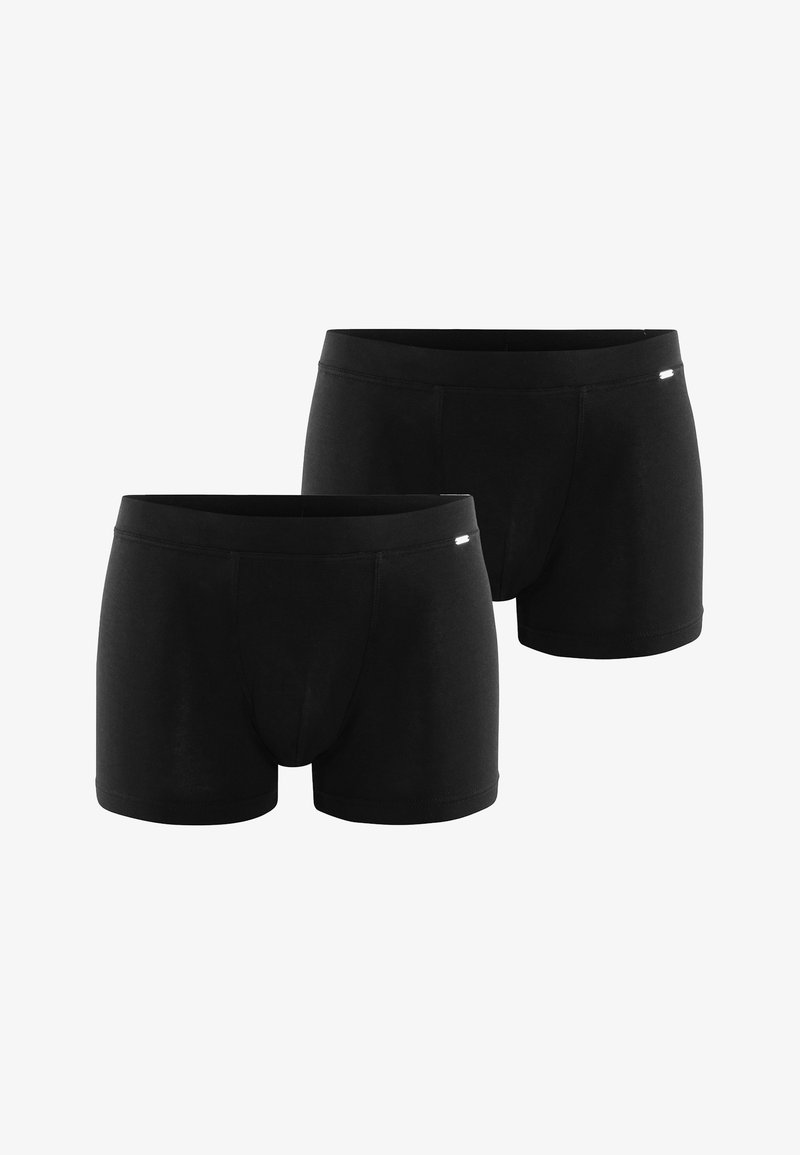 Zwei Paar schlichte schwarze Herrenboxershorts mit einem kleinen weißen Logo auf dem Bund vor weißem Hintergrund.