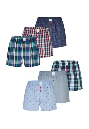 Seks par herreboxershorts i forskellige mønstre, herunder ternet, ensfarvet lyseblå og små trykdesigns, hver med røde knapper på gylpen.