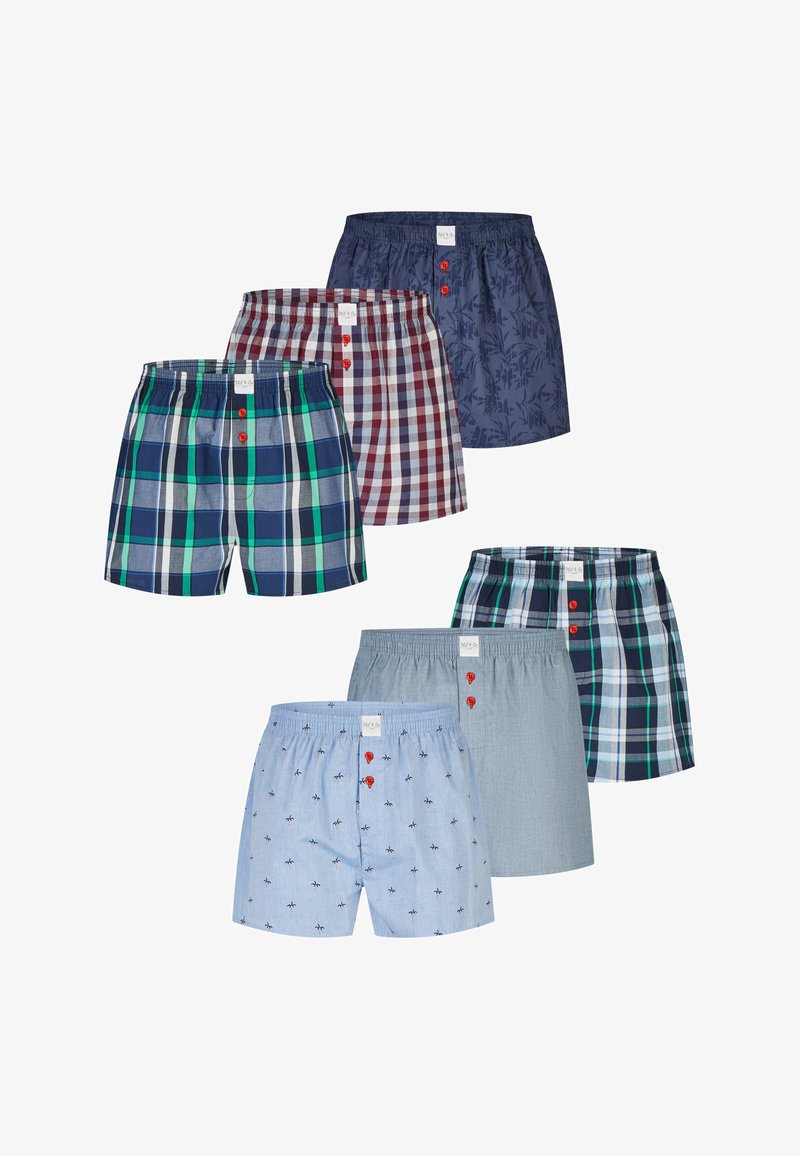 Sechs Paar Herrenboxershorts in verschiedenen Mustern, darunter Karo, einfarbig hellblau und kleine Druckdesigns, jeweils mit roten Knöpfen am Verschluss.