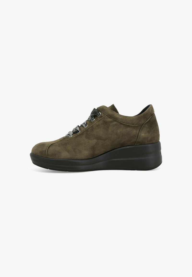 Sneaker in suede verde oliva con punta arrotondata, suola a zeppa nera elevata e dettagli metallici nei lacci. Silhouette moderna e snella.