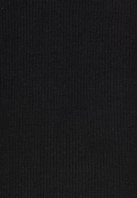 Texture di tessuto nero a righe, caratterizzata da sottili scanalature orizzontali. Il materiale sembra elastico e denso, adatto per applicazioni nell'abbigliamento.