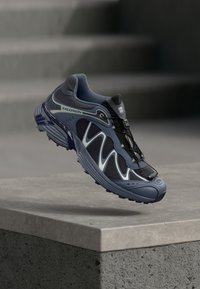 Salomon Sportstyle XT WHISPER UNISEX - Sporta apavi - iron/grisaille/silver-coloured