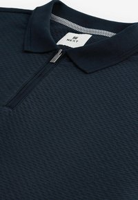 Next TEXTURED - Pikeepaita - dark blue