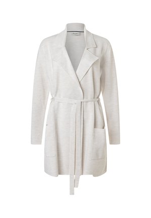 Hellbeiger langärmeliger Cardigan mit Reverskragen, Taillengürtel und zwei aufgesetzten Fronttaschen, auf weißem Hintergrund dargestellt.