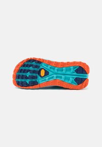 Sottopiede di scarpa da trail running, con un design multicolore in arancione, blu e verde acqua. Goma testurizzata per la trazione, con logo Vibram.