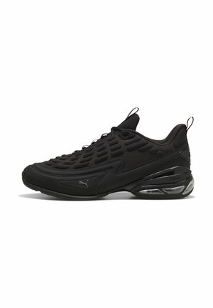 Chaussure de sport noire avec une tige en mesh texturé, bout arrondi, semelle rembourrée et un talon transparent en gel. Caractéristiques : lacets et accents noirs.