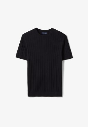 Suéter negro de punto de manga corta con patrón acanalado vertical y cuello redondo, colocado plano sobre un fondo blanco.