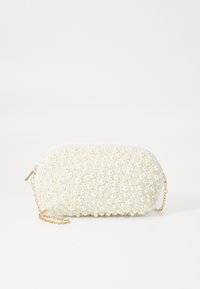 Hvit clutch-veske dekket med faux perler i rund form. Har en gullkjede skulderreim og glidelås-lukking. Teksturert overflate.