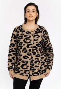 Leopardenmuster-Kardie in Beige und Schwarz, mit einer weichen Textur, runder Ausschnitt und goldenen Knopfakzenten. Lange Ärmel mit gerippten Bündchen.