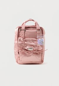 Vaalea vaaleanpunainen nylon-reppu, jossa on etuosan rypytys, kaksinkertaiset yläkahvat ja läpinäkyvä tasku, joka sisältää koristehelmiä. Hopeinen yksityiskohta etuosassa.