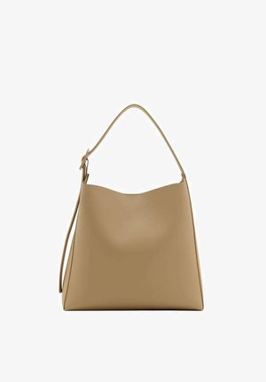 Beige Leder Schultertasche mit einer gewölbten Oberseite, einem flachen Boden und einem einzigen Tragegurt. Glatte Textur mit einem minimalistischen Design. Keine sichtbaren Beschläge.