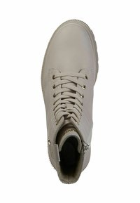 Stivaletti alla caviglia beige chiaro in pelle liscia, con laccio frontale, occhielli dorati e una cerniera laterale per un facile accesso.