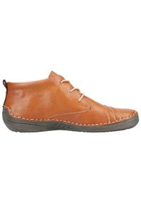 Bottes de cheville en cuir tan avec trois lignes de couture décoratives, lacets crème et semelle en caoutchouc présentant un motif texturé.