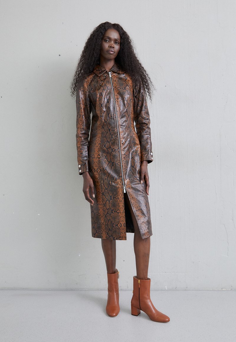 STUDIO ID SASKIA EMBOSSED brązowy