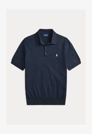 Tricou polo albastru marin cu mânecă scurtă, guler, doi nasturi și logo alb brodat pe pieptul stâng.