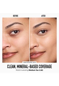 Ennen ja jälkeen -kuvat ihosta, jossa keskitasoinen rusketus mineraalipohjaisella peitolla ja ilman sitä. Ominaisuuksiin kuuluvat sileä rakenne, luonnollinen sävy ja näkyvien virheiden puuttuminen.