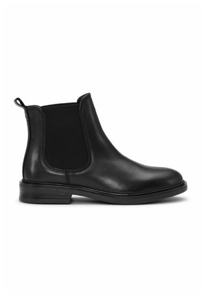 Stivaletto Chelsea in pelle nera con pannelli laterali elastici, un laccetto posteriore e un tacco basso impilato su sfondo bianco.
