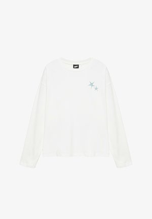 Hvid langærmet T-shirt med rund hals og to små blå stjernedesign på øverste venstre brystområde samt et sort mærke inde i kraven.