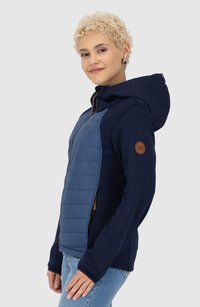 Marineblau und hellblauer Hybridjacke mit durchgehendem Reißverschluss, gepolstertem Brustbereich, Kapuze und strukturiertem Stoff. Verfügt über ein Logo-Patch am Ärmel.