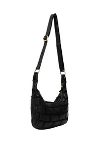 Borsa a spalla in pelle nera con motivo intrecciato, tracolla regolabile con fibbia dorata e chiusura con cerniera superiore.