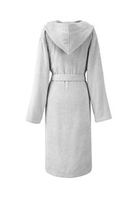 Accappatoio grigio con cappuccio realizzato in morbido materiale pile testurizzato; presenta maniche lunghe, una cintura in vita e un design di lunghezza intermedia.