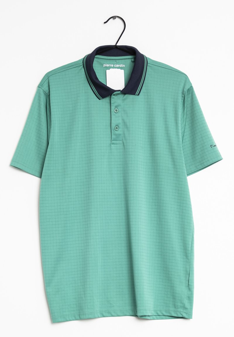 Polo vert à manches courtes avec motif quadrillé subtil, col bleu marine avec rayures, trois boutons, suspendu à un cintre noir, étiquette Pierre Cardin visible.