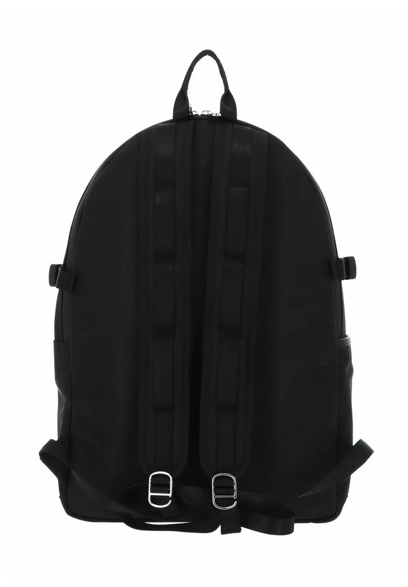 Schwarzer Rucksack, von hinten gezeigt, mit zwei gepolsterten Schulterriemen, verstellbaren Metallschnallen, Seitentaschen und einem Tragegriff oben.