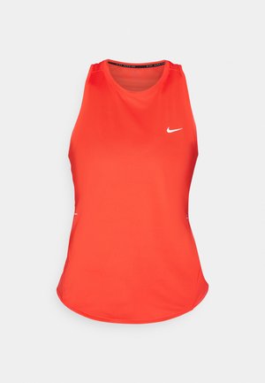 Débardeur de sport rouge en tissu léger. Il présente un col rond, un design sans manches et un petit logo Nike blanc sur le devant.