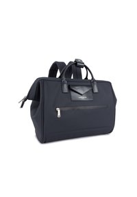 Sac à dos rectangulaire bleu marine avec poignées doubles, poche zippée à l'avant et bretelles rembourrées, comportant un petit logo en cuir.