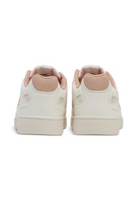 Weiße Sneaker mit einem glatten Lederoberteil und weichen, rosa Wildlederelementen an der Ferse. Sie zeichnen sich durch ein minimalistisches Design und eine strukturierten Gummisohle aus.