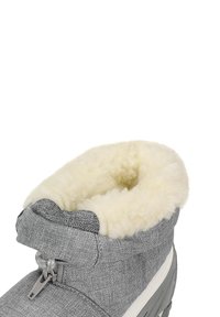 Šedá textilní kotníková bota s umělou kožešinou uvnitř. Má zipové zapínání, zakřivený horní okraj a texturovaný povrch pro lepší přilnavost.