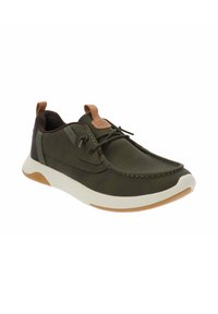 Sneaker verde oliva con una toma superiore testurizzata, dettagli in pelle marrone, una suola intermedia bianca a contrasto e lacci per una vestibilità sicura.