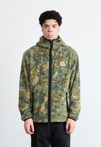 Jachetă din fleece în model de camuflaj verde și maro, cu fermoar complet, detalii negre, cu glugă și buzunare laterale. Textură moale, croială relaxată.
